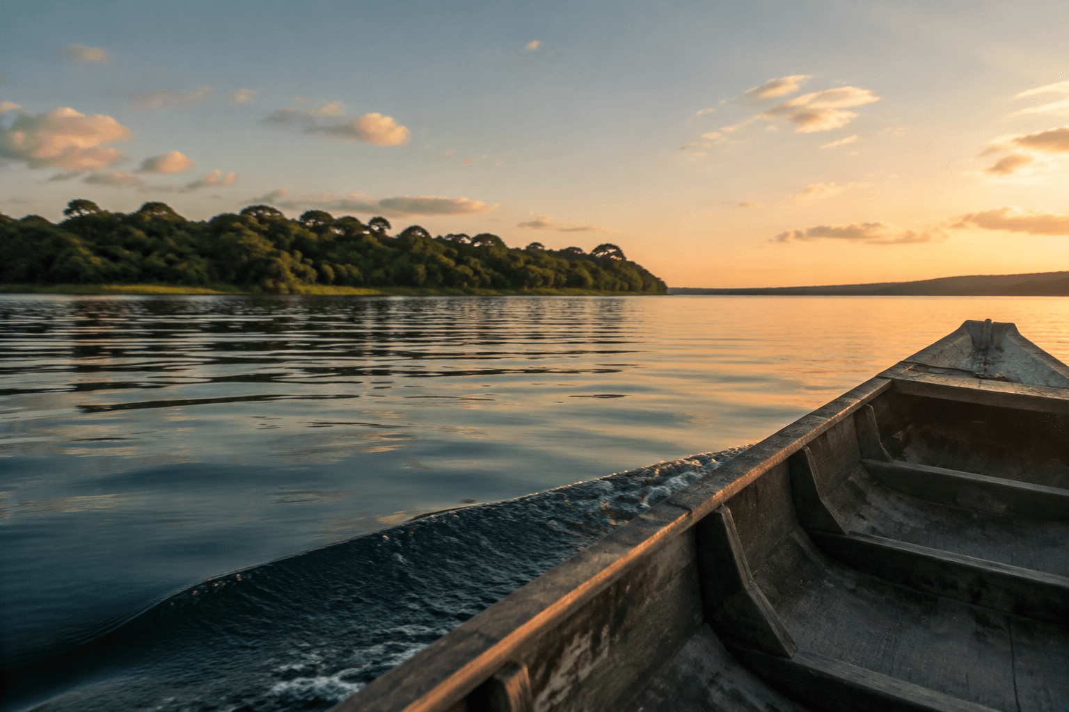 Vista del lago desde una lancha de madera