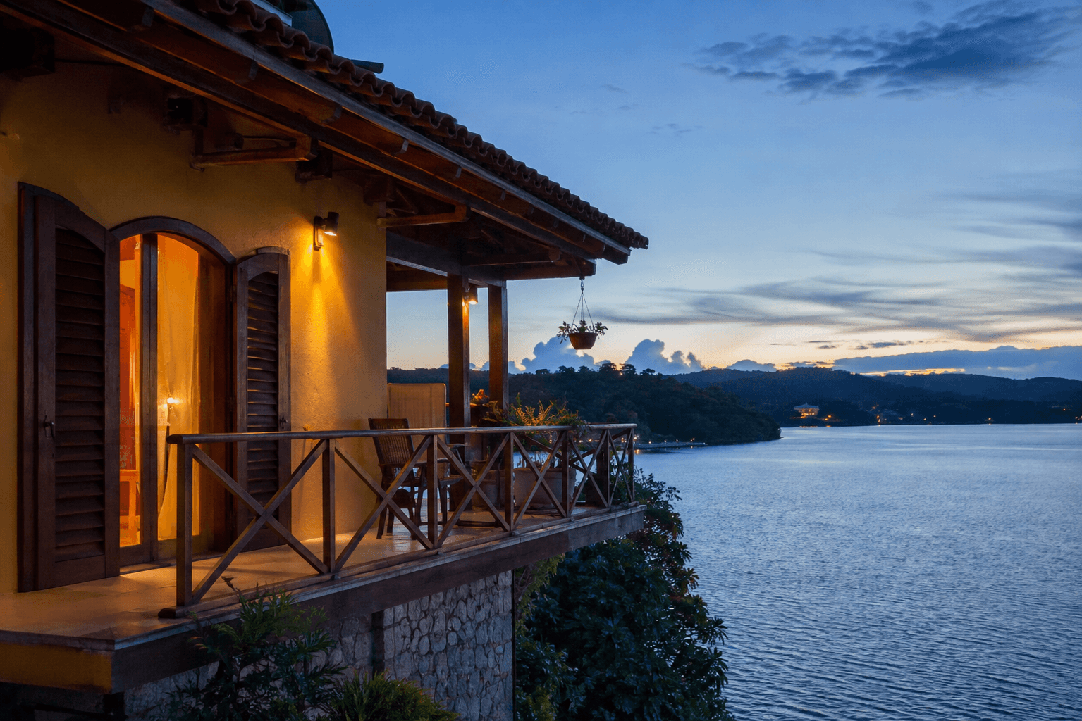 Balcón de hospedaje junto al lago al anochecer